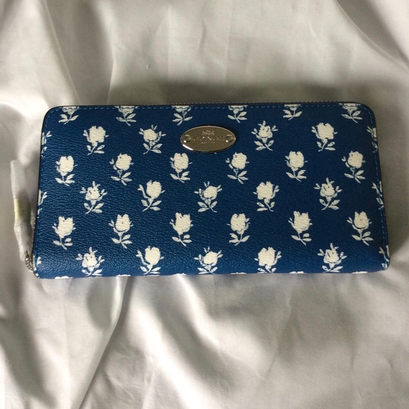 Coach Handbags - Coach Badlands Accordion Zip Wallet NEW!